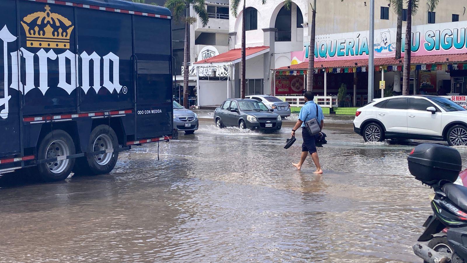 $!Tras las lluvias en Mazatlán, calles quedan encharcadas y alcantarillas rebosadas