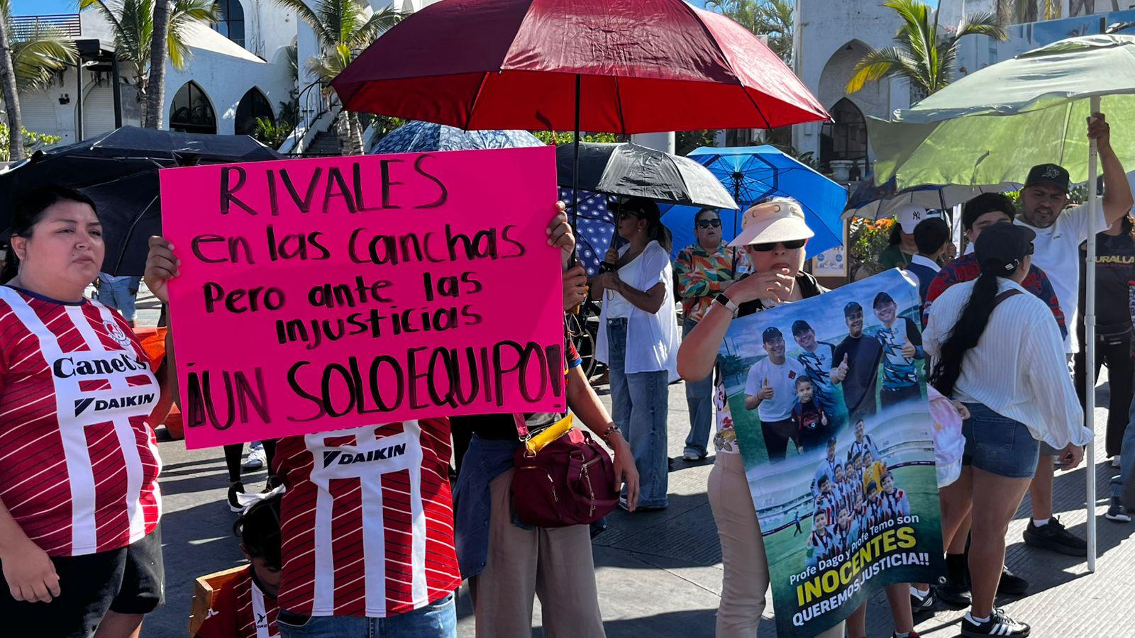 $!Familiares y alumnos bloquean vialidades en Mazatlán para exigir liberación de entrenadores
