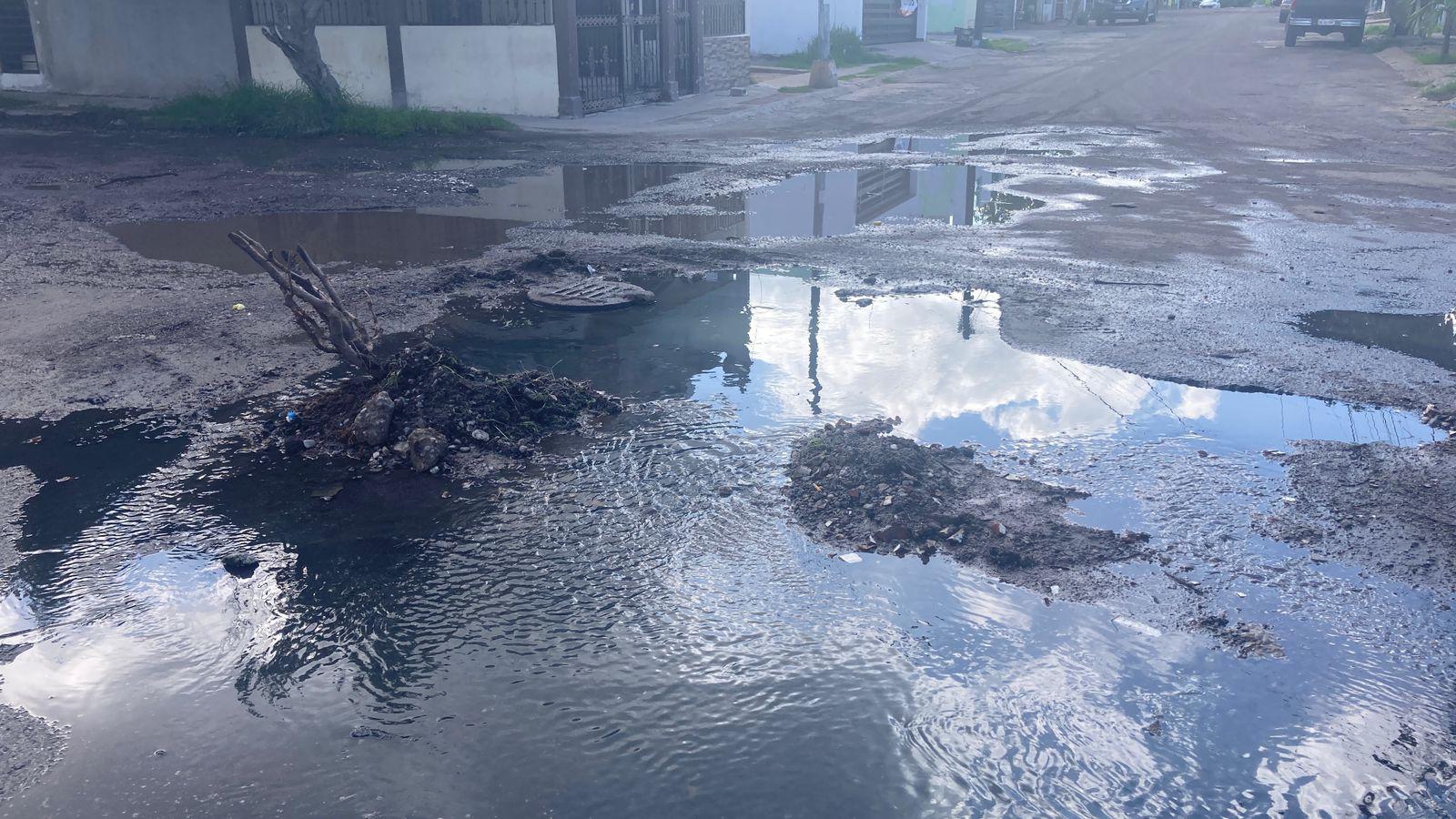 $!Mega fuga de aguas negras y fétidos olores corre por varias calles de Villa Verde y Bugambilias, en Mazatlán