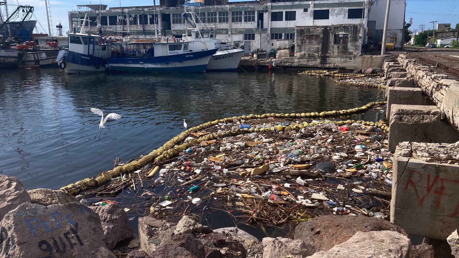 $!Biobarda del puente Juárez continúa acumulando basura tras últimas lluvias en Mazatlán