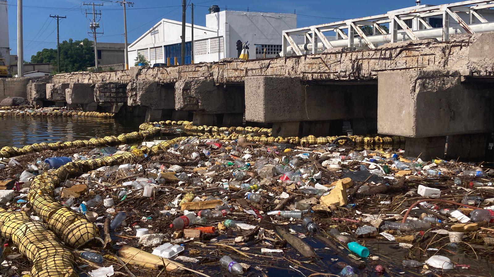 $!Biobarda del puente Juárez continúa acumulando basura tras últimas lluvias en Mazatlán