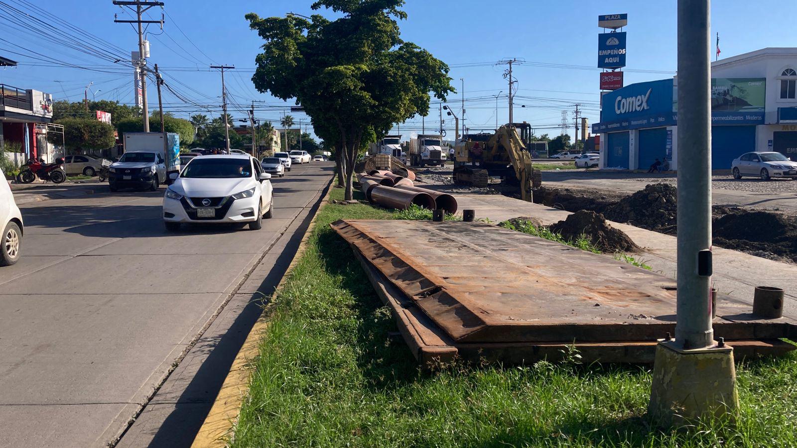 $!Vecinos de Jabalíes denuncian caos vial por cierre parcial en Avenida Santa Rosa por obras de Jumapam