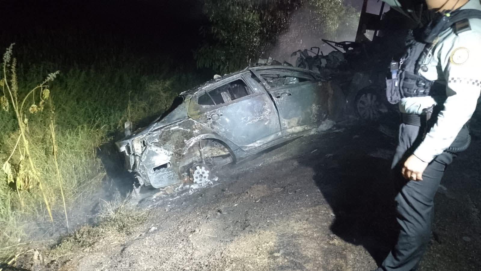 $!Una persona sin vida y dos vehículos calcinados deja fuerte choque por La Costera, en Navolato