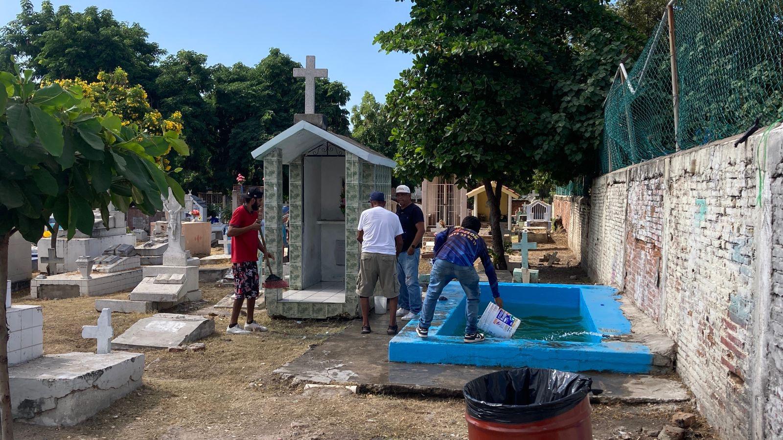 $!Registran panteones de Mazatlán buena afluencia en el Día de Todos los Santos