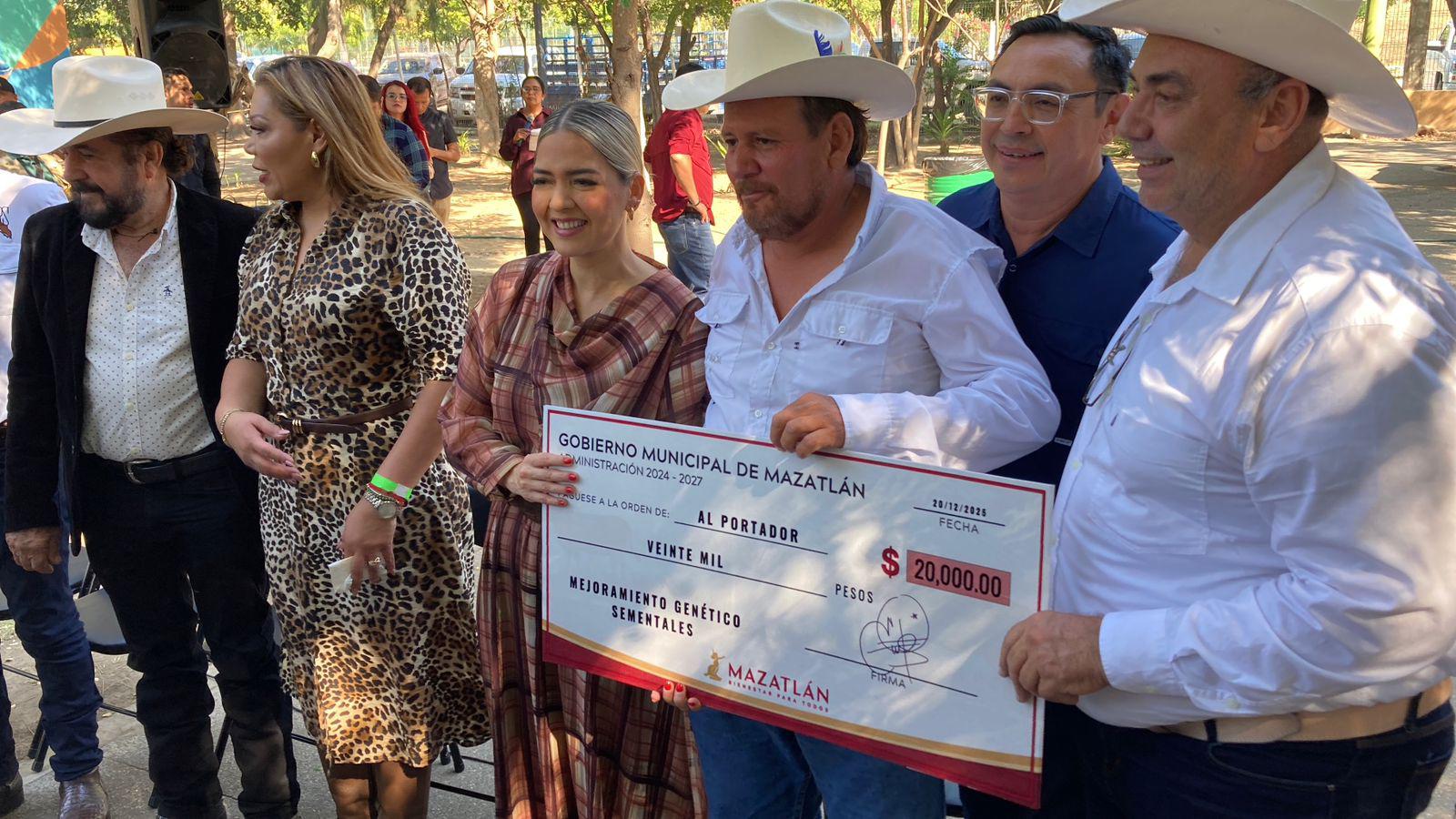 $!Celebran en Mazatlán primer Tianguis Ganadero junto a nueva entrega de apoyos económicos