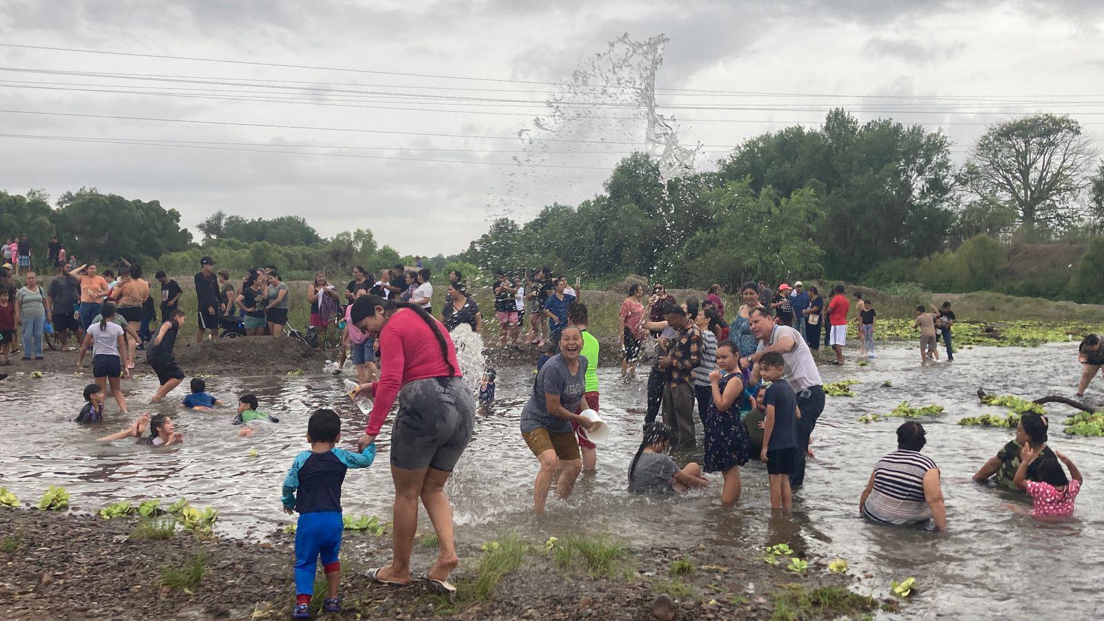 $!Cumplen feligreses a San Juan Bautista en el Río Presidio, en Villa Unión