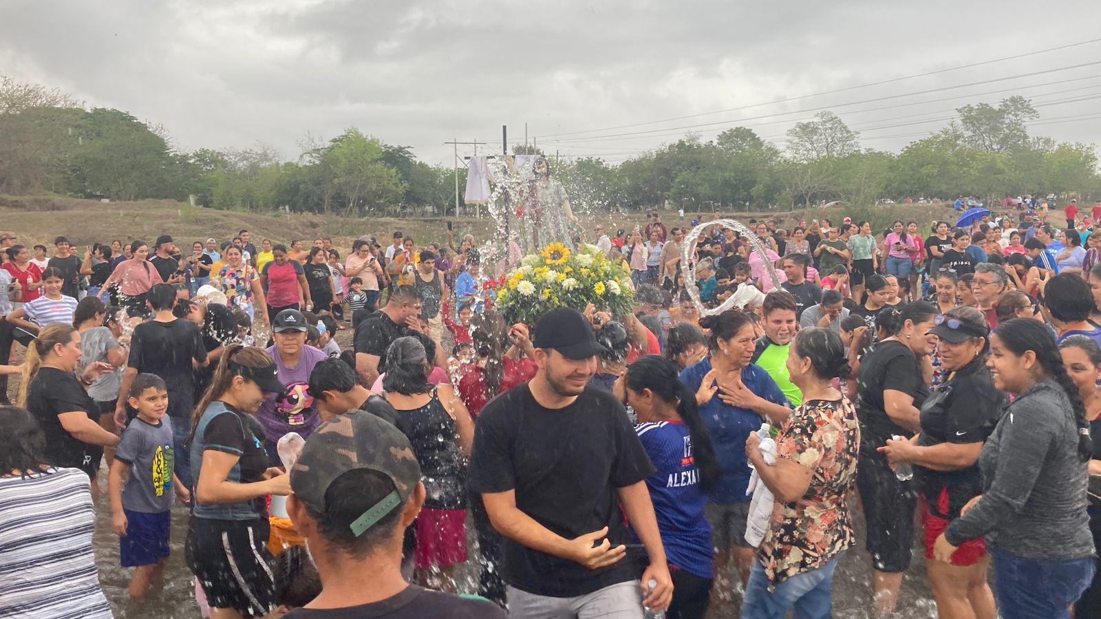 $!Cumplen feligreses a San Juan Bautista en el Río Presidio, en Villa Unión