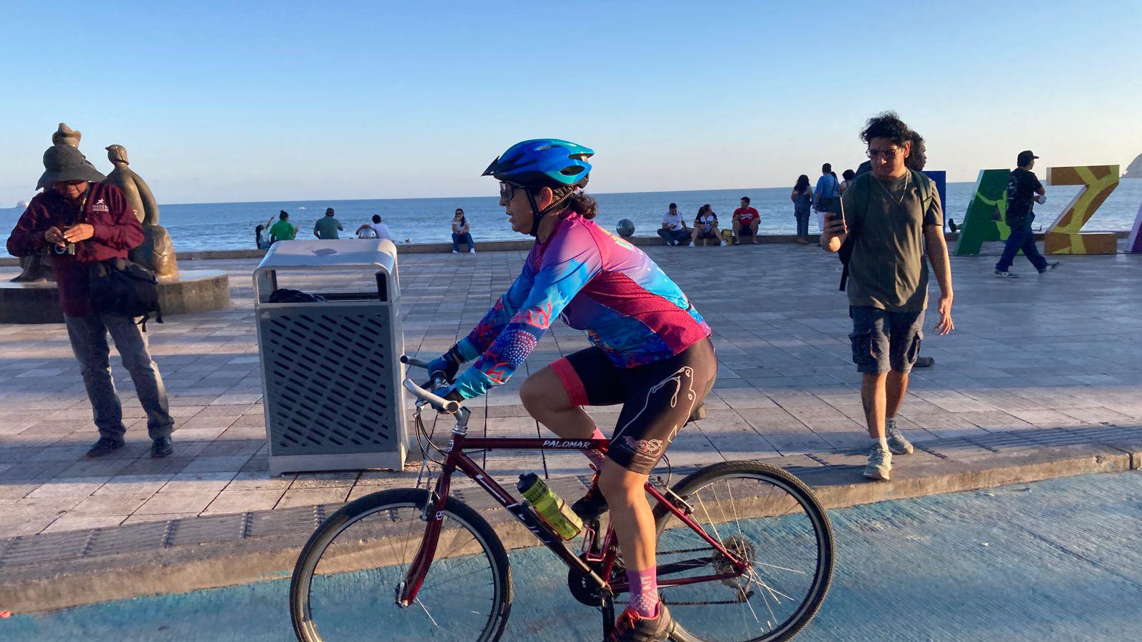 $!Familias mazatlecas celebran el Día Mundial de la Bicicleta con paseo por el malecón
