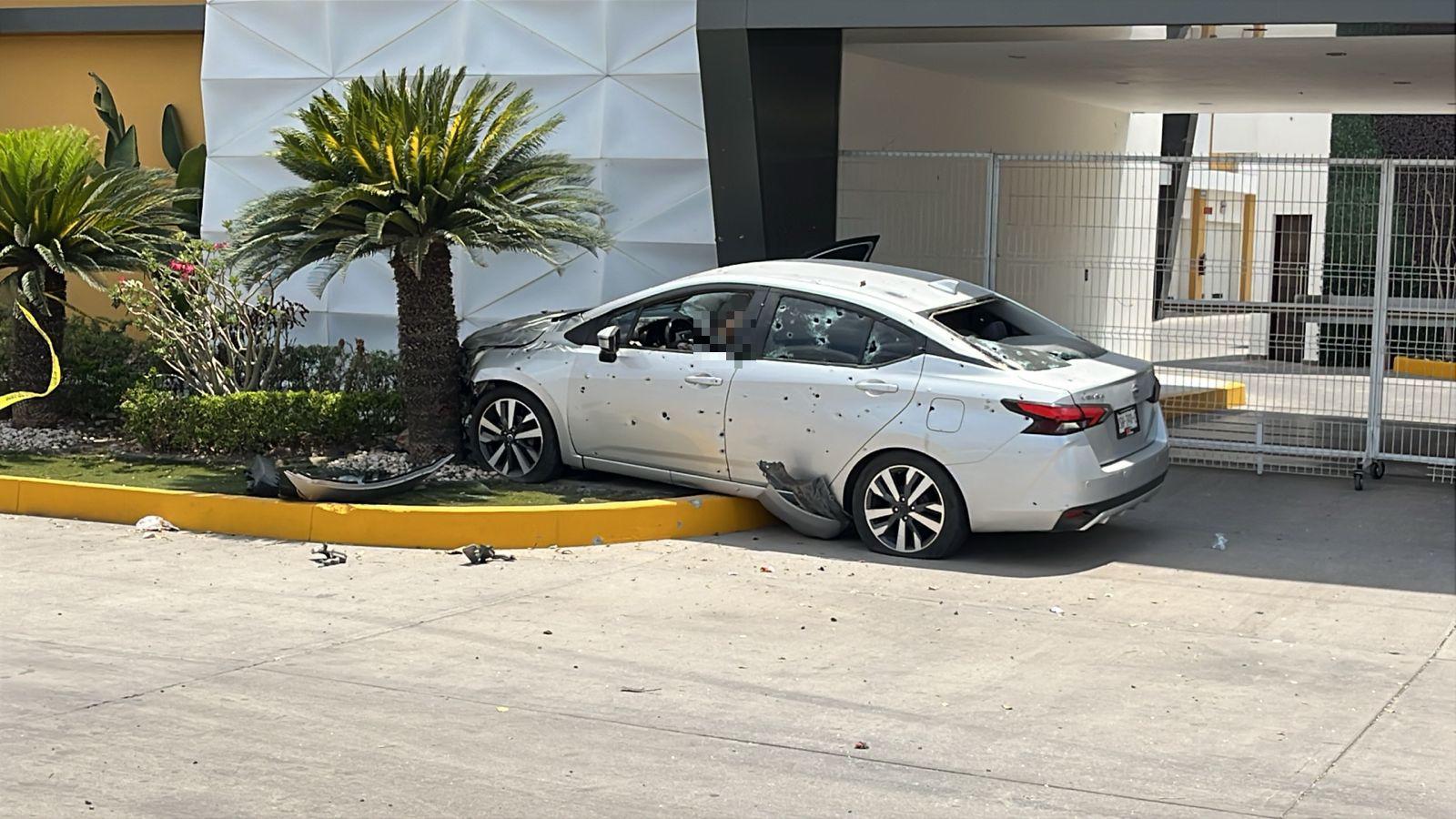 $!Padre muere y su hijo resulta herido en ataque a balazos en la Calzada Heroico Colegio Militar, en Culiacán