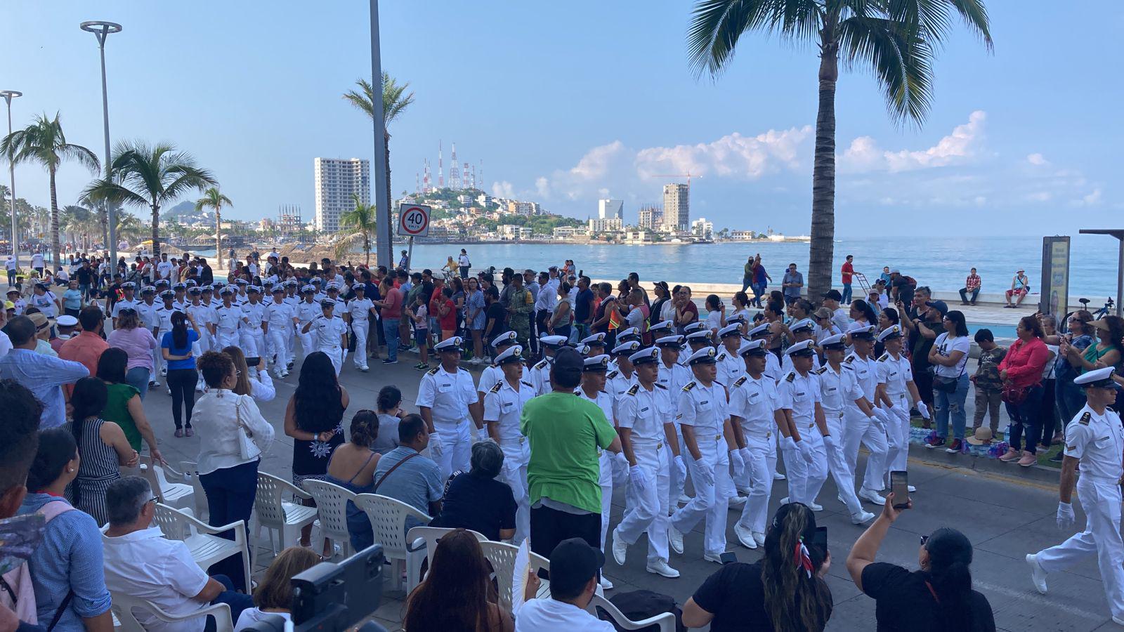 $!Desfilan en Mazatlán por el 213 aniversario de la Independencia de México