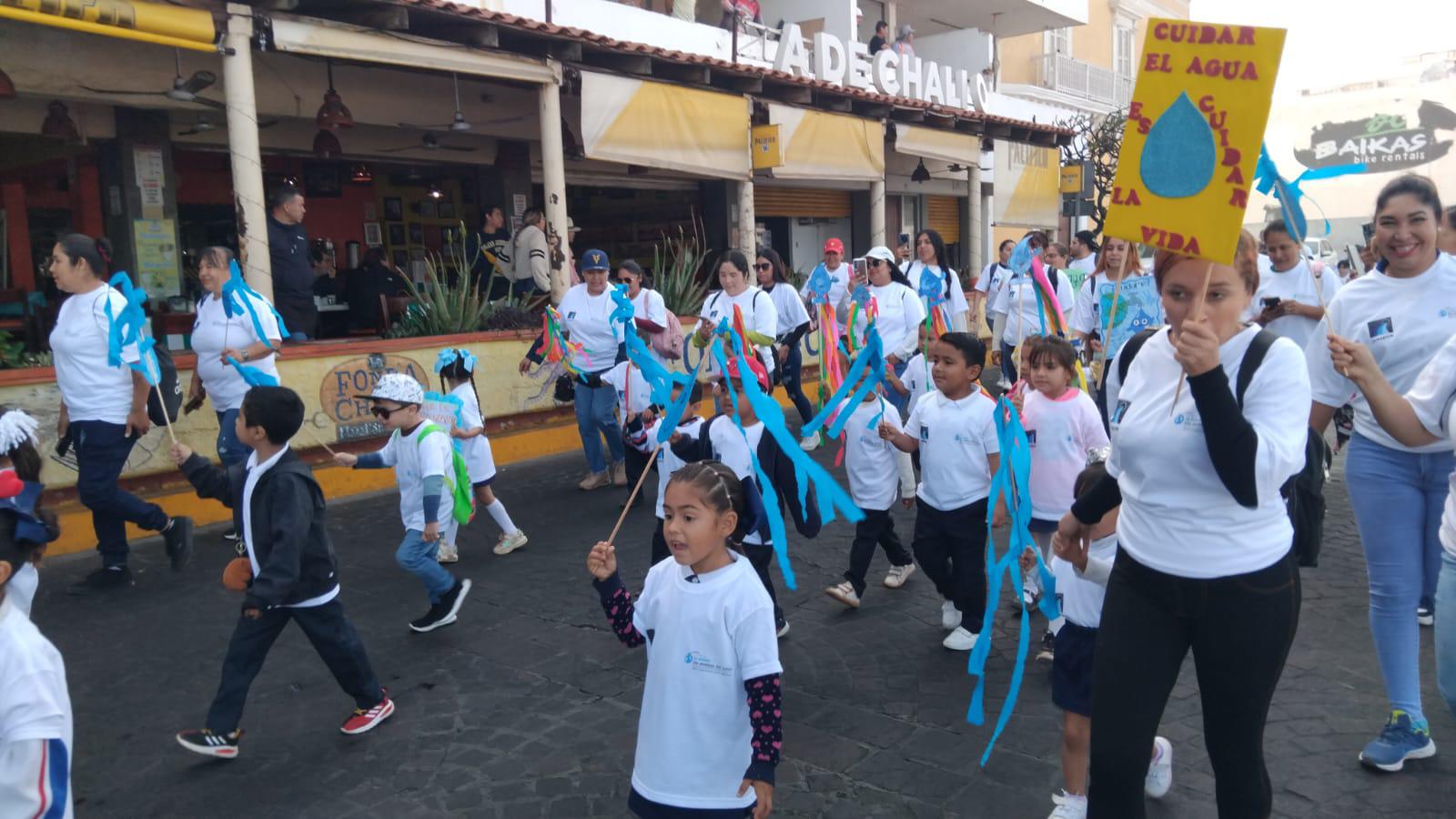 $!Realizan desfile y pintan mural para concientizar sobre el uso adecuado del agua
