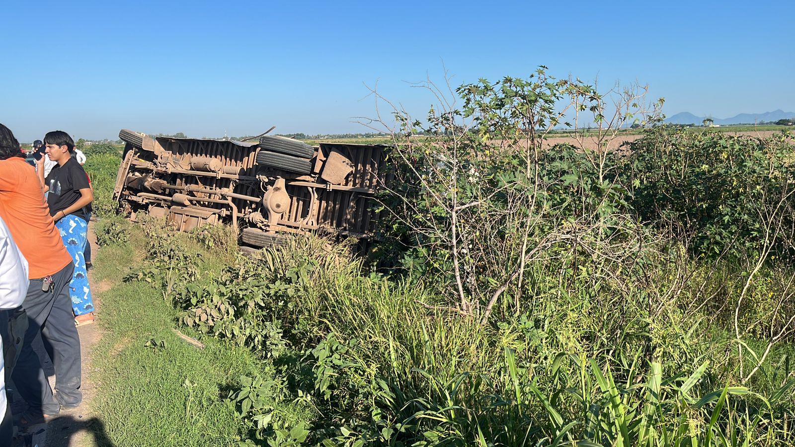 $!Vuelca camión de jornaleros tras choque en Navolato: hay cinco lesionados