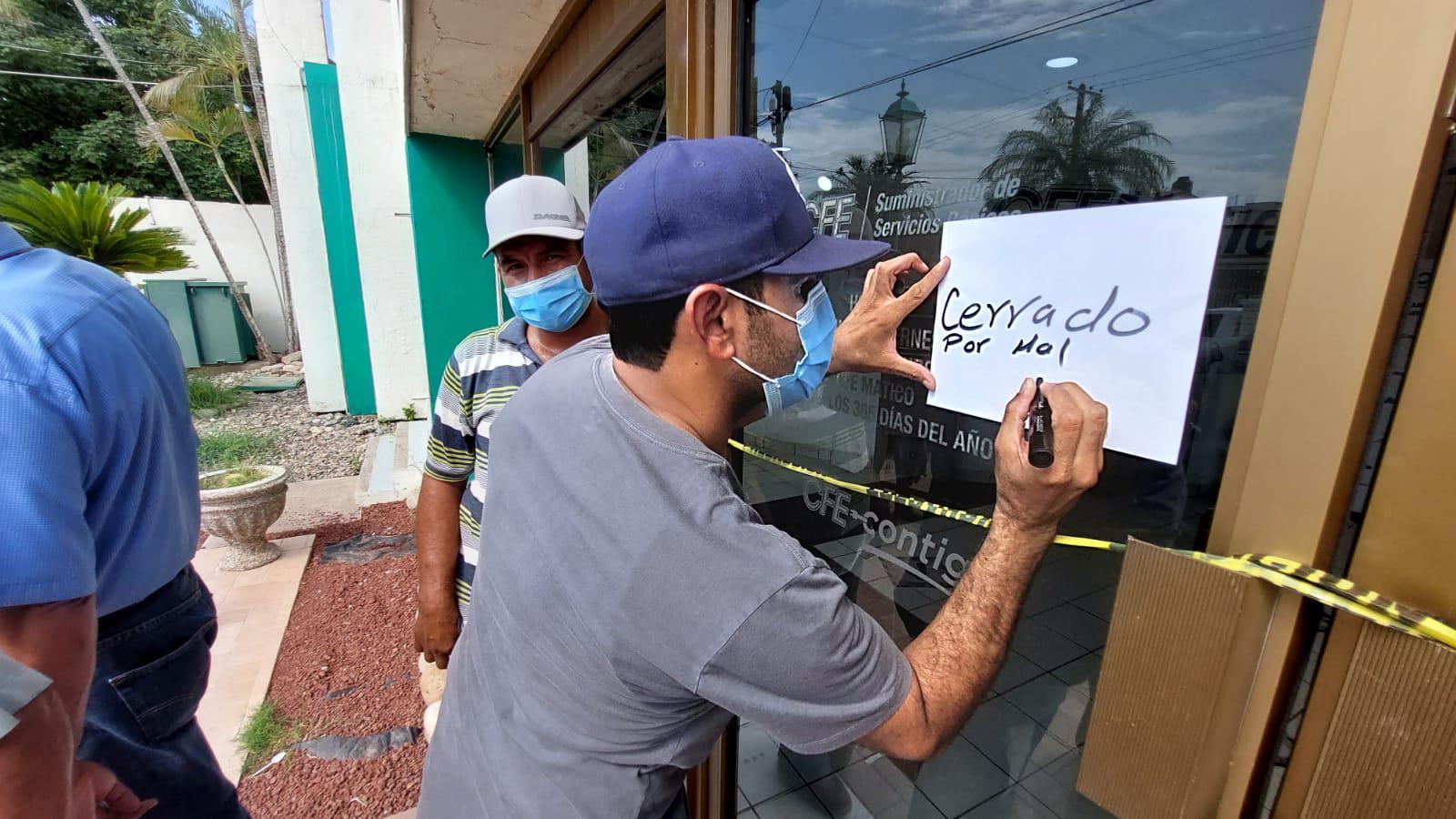 $!Habitantes de Nío ‘toman’ oficinas de CFE en Guasave ante fallas recurrentes