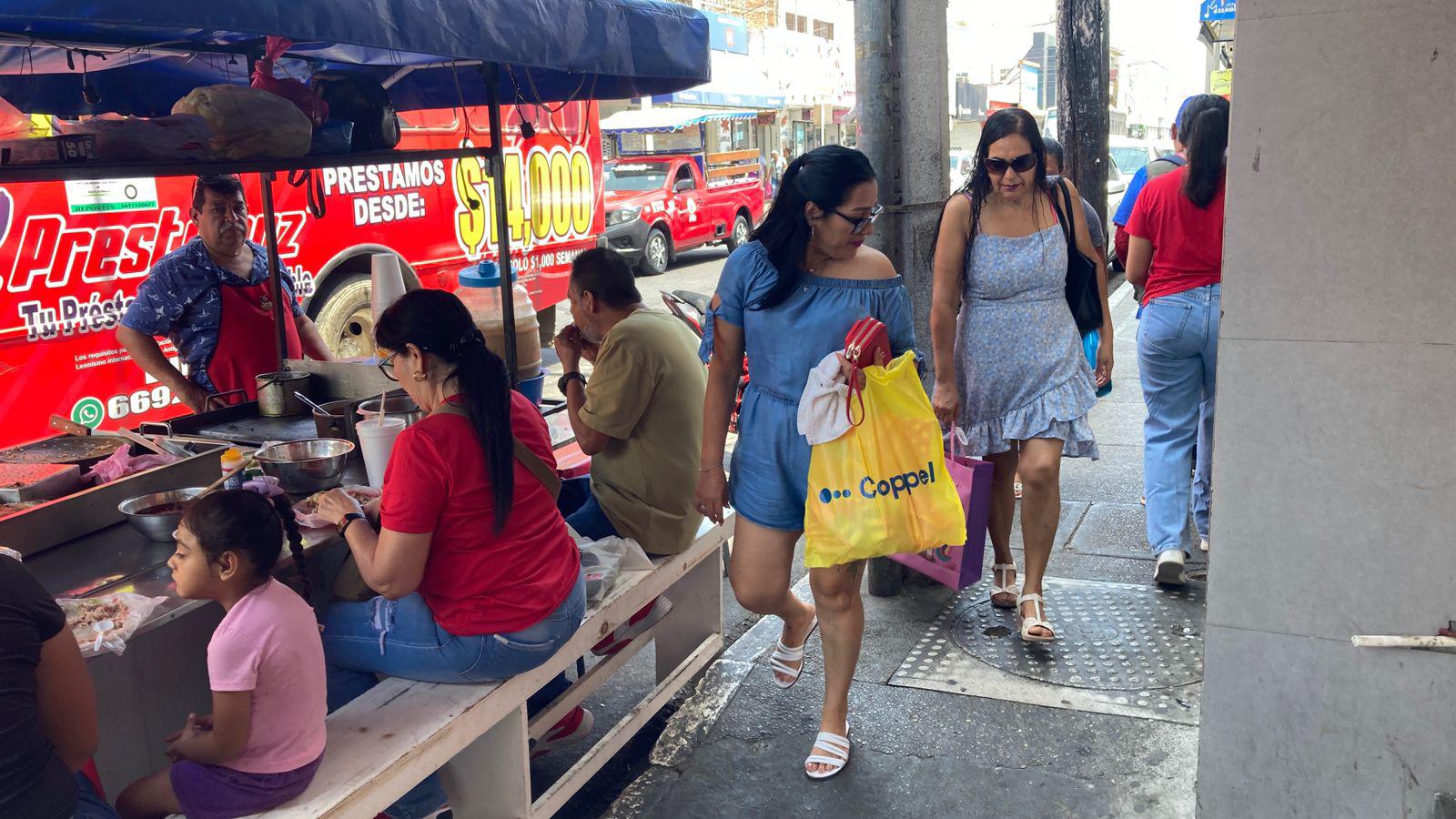 $!Bajas ventas previas al Día del Padre en el Centro de Mazatlán; comerciantes esperan reacción de último momento