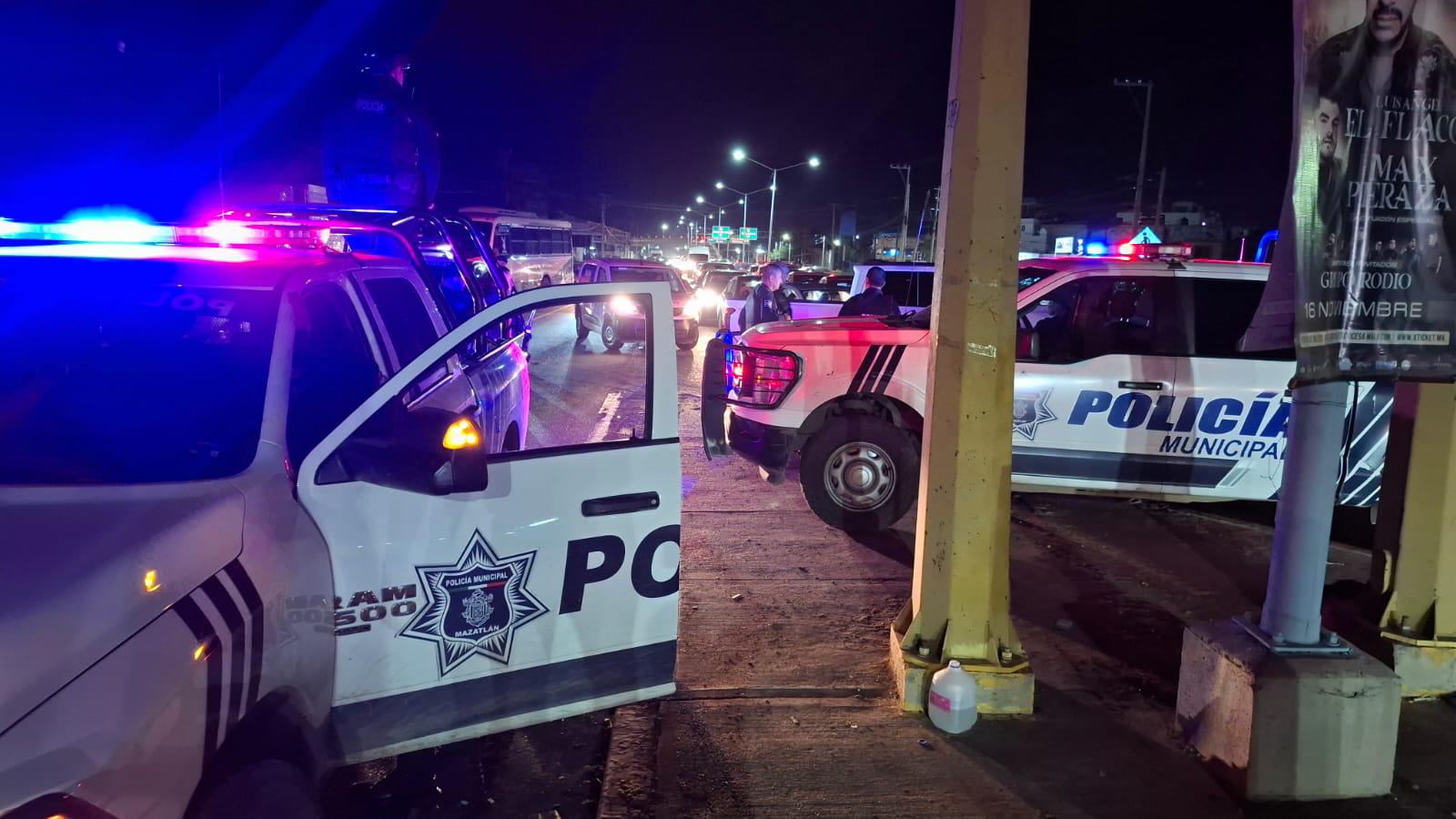 $!Queda motocicleta debajo de una camioneta tras accidente en Mazatlán