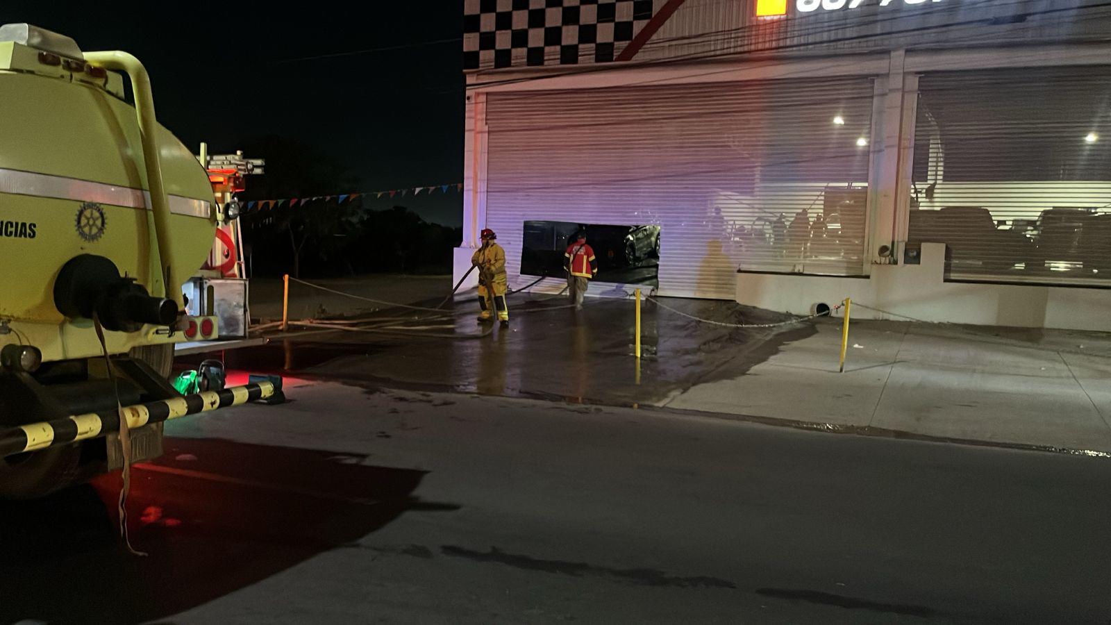 $!Incendian lote vehículos en la colonia Miguel de la Madrid, en la salida sur de Culiacán