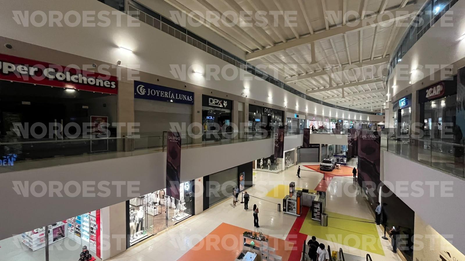 $!Cierran locales por asesinato de hombre en estacionamiento de plaza comercial, en Mazatlán