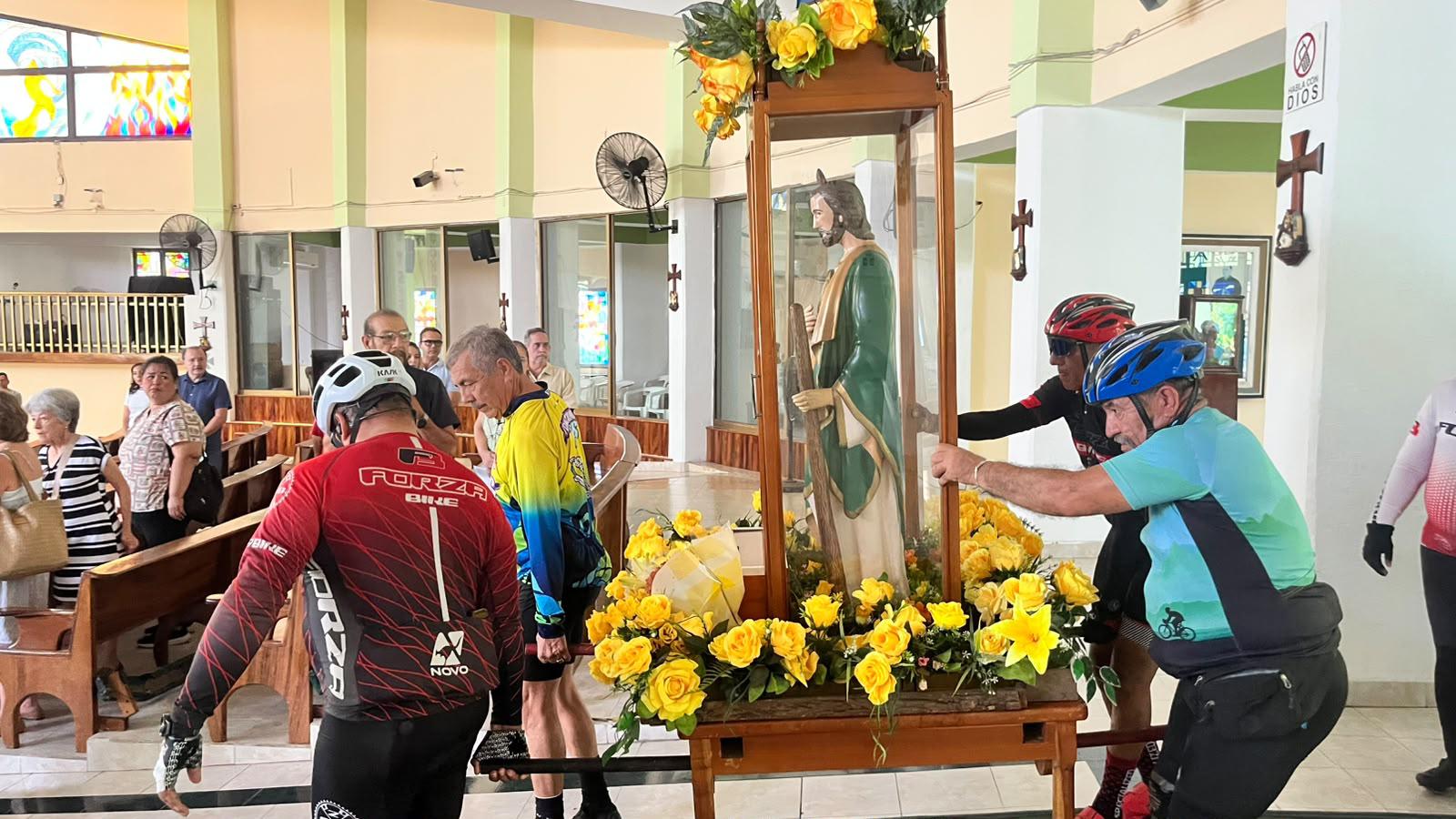 $!Realiza familia ciclista peregrinación a la parroquia de San Judas Tadeo