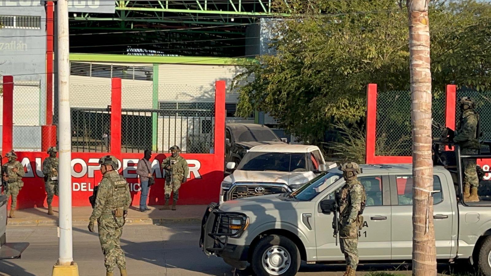 $!Agentes federales aseguran taller e incautan vehículos blindados en La Marina Mazatlán
