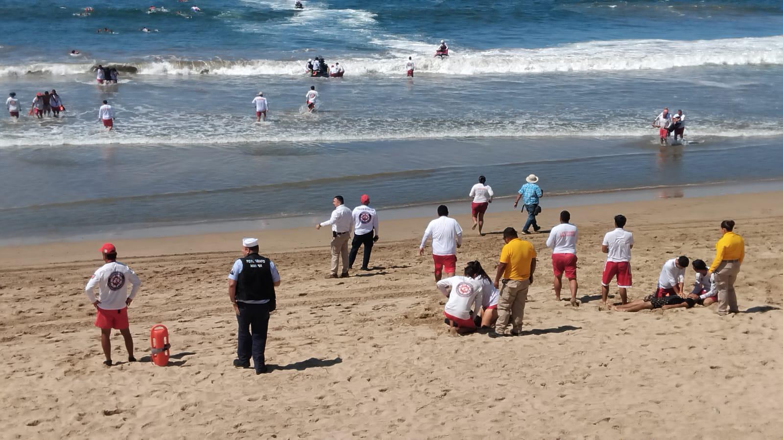 $!Realizan macro simulacro de rescate en el mar en Mazatlán