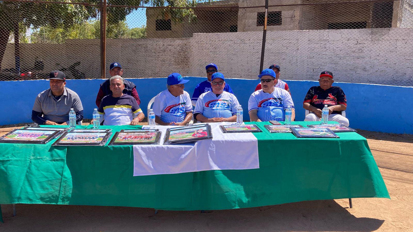 $!Homenajean a Carlos Zamora y Belizario Gutiérrez en Club Polluelos