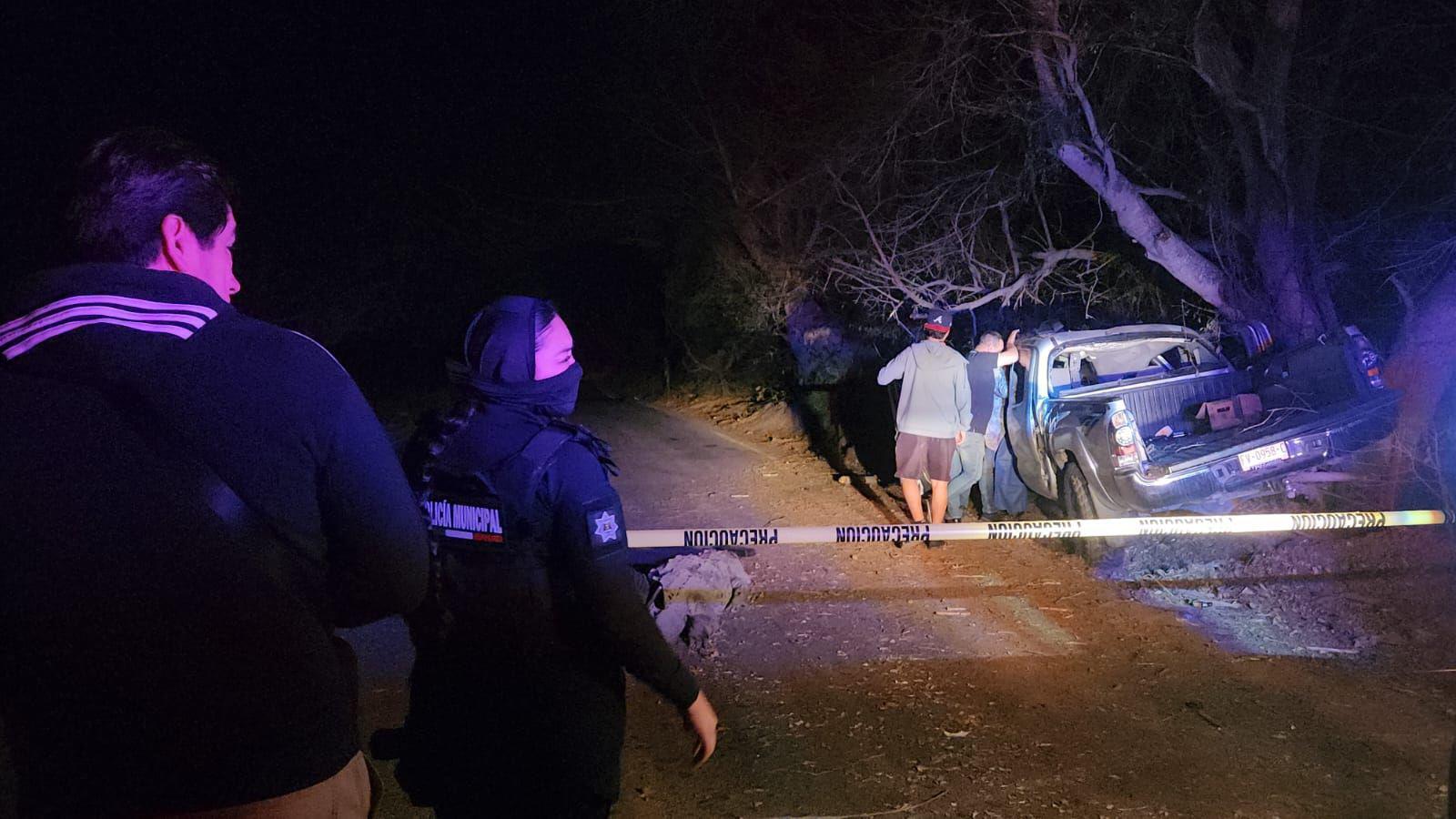 $!Atropellan a cocodrilo y luego mueren al chocar con árbol en Eldorado