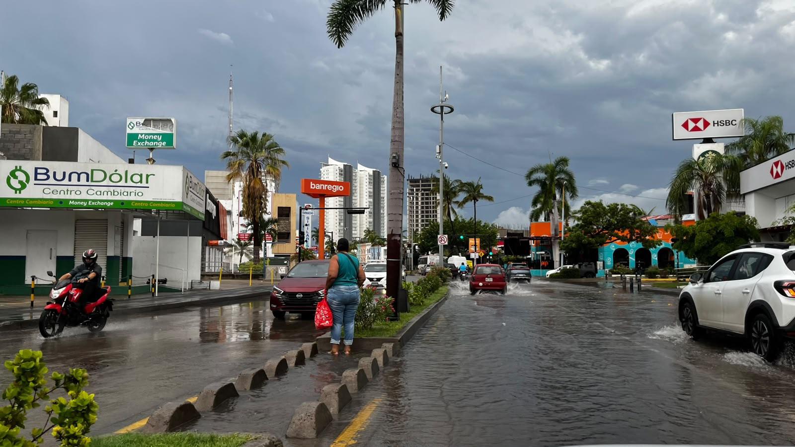 $!Lluvias vuelven a rebasar infraestructura pluvial dejando inundaciones y afectaciones en distintas zonas de Mazatlán