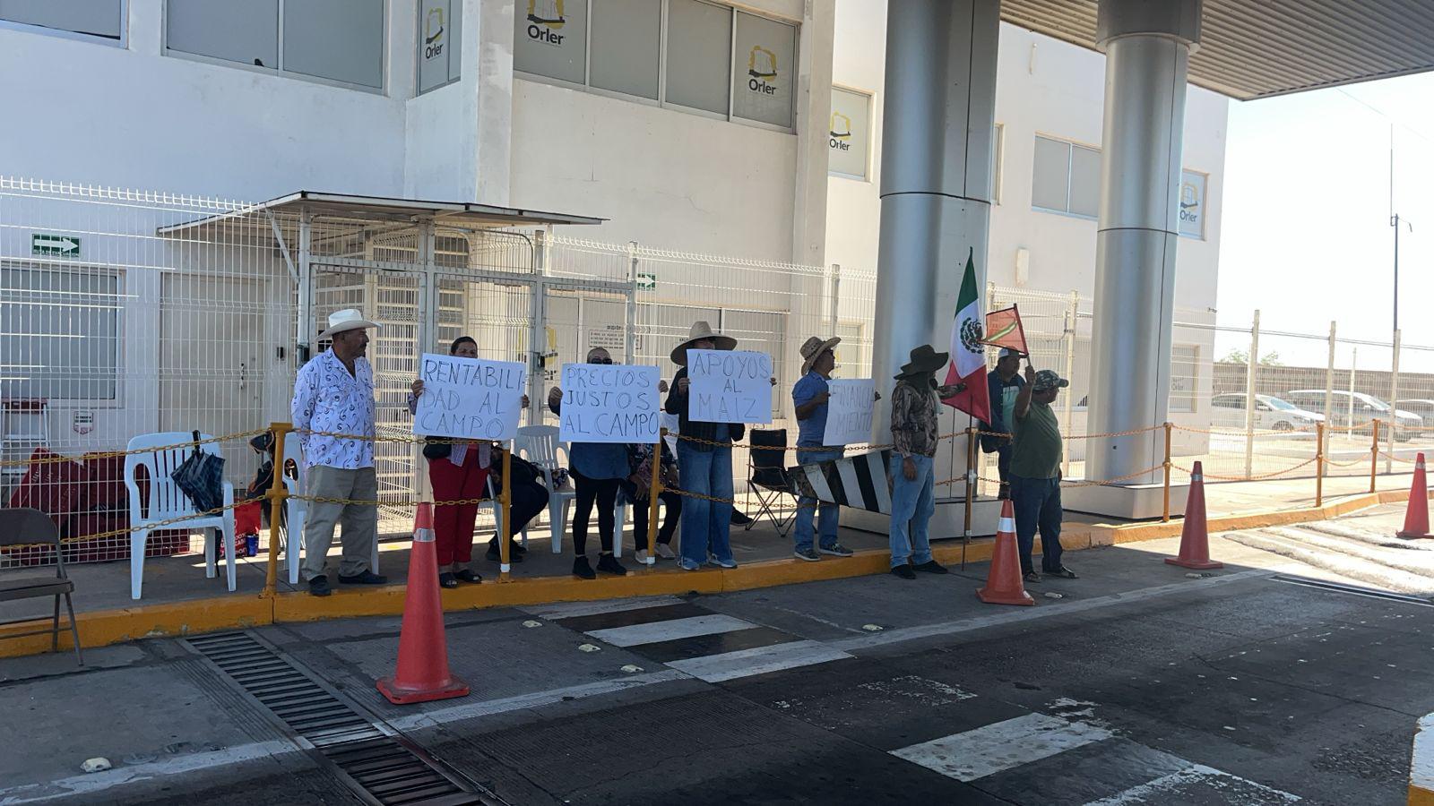 $!Productores toman la caseta de El Pisal, en Culiacán, y dejan pasar vehículos sin cobros, como parte del Paro Nacional