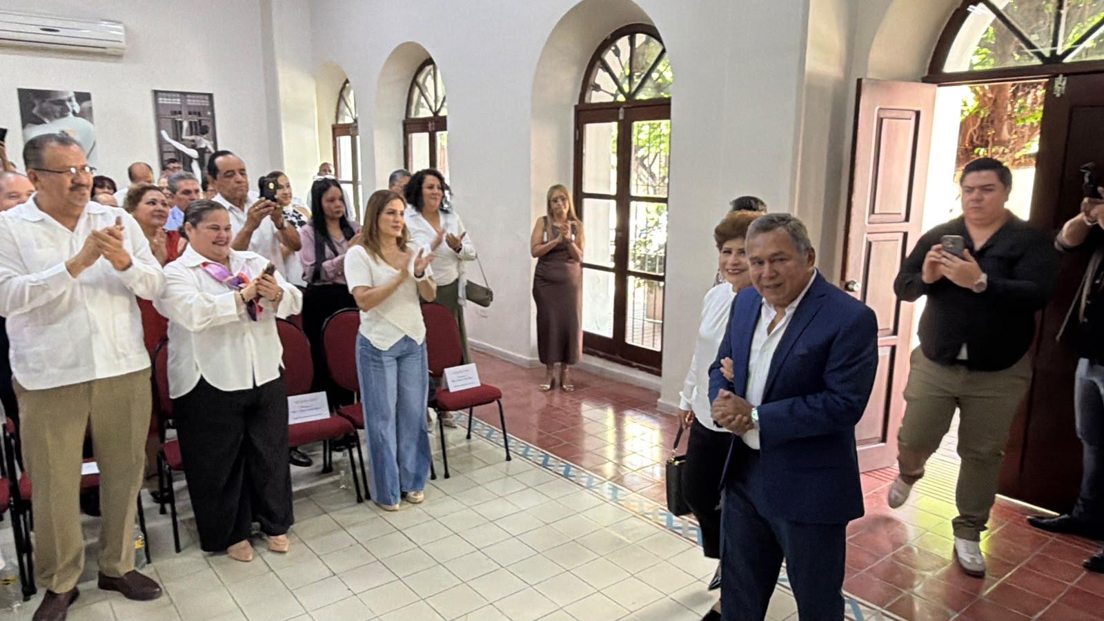 $!Recibe homenaje Arturo Cundapí Ramos por 65 años de servicio a la educación