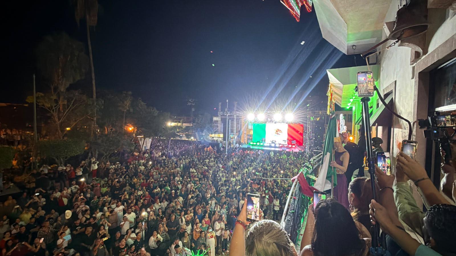 $!Cientos de personas acompañan a Alcaldesa de Mazatlán durante el Grito de Independencia