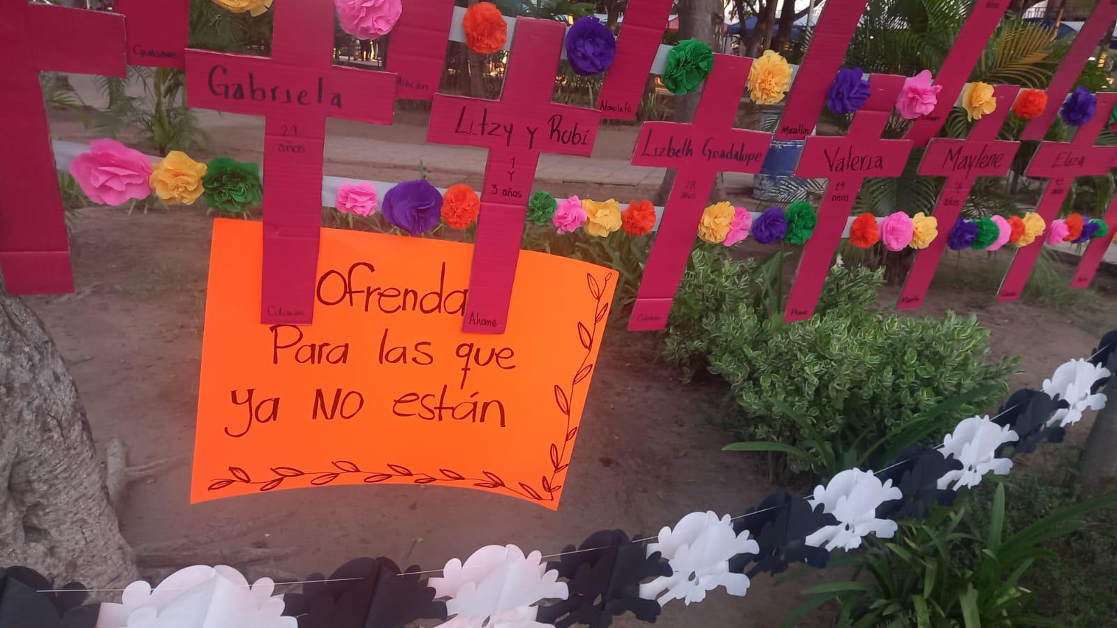 $!Colectivas feministas de Sinaloa instalan altar en memoria de las víctimas de feminicidio