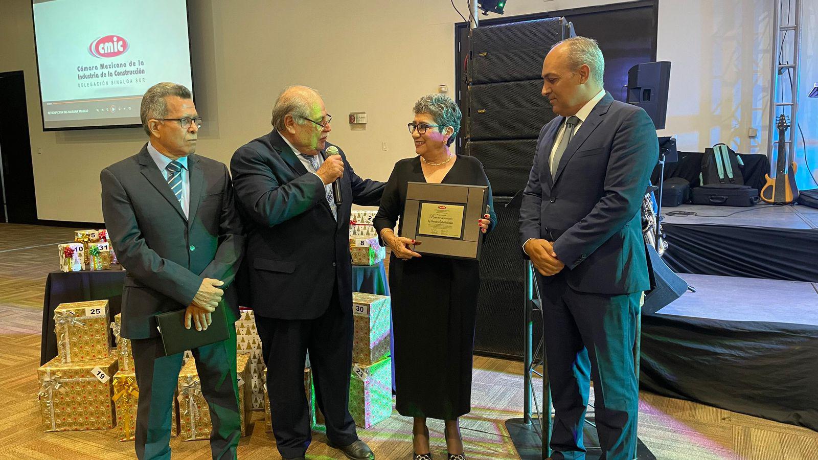 $!Reconoce CMIC Mazatlán a Mariana Trujillo por sus 42 años dentro de la Ingeniería Civil