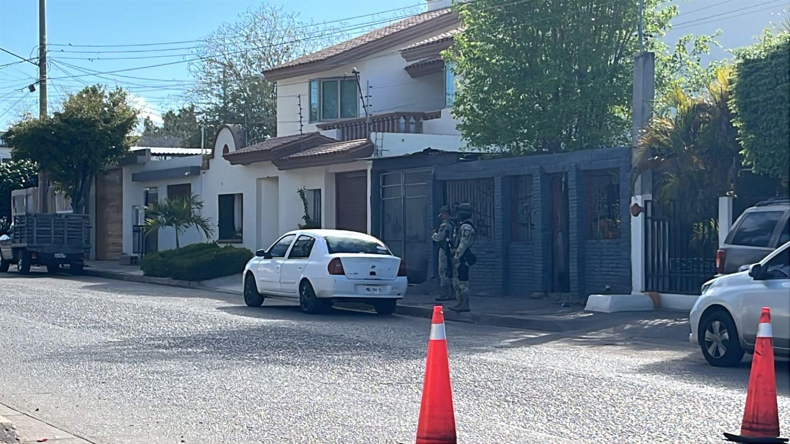 $!Balean fachada de una casa en la Colonia 21 de Marzo, en Culiacán; solo hay daños materiales