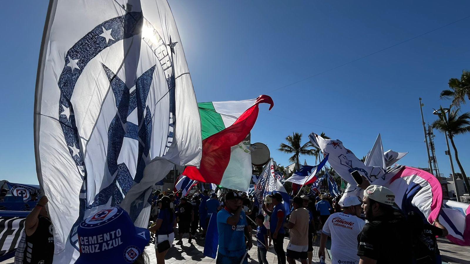 $!#FOTOS | Afición de Cruz Azul abarrota el parador fotográfico de Mazatlán