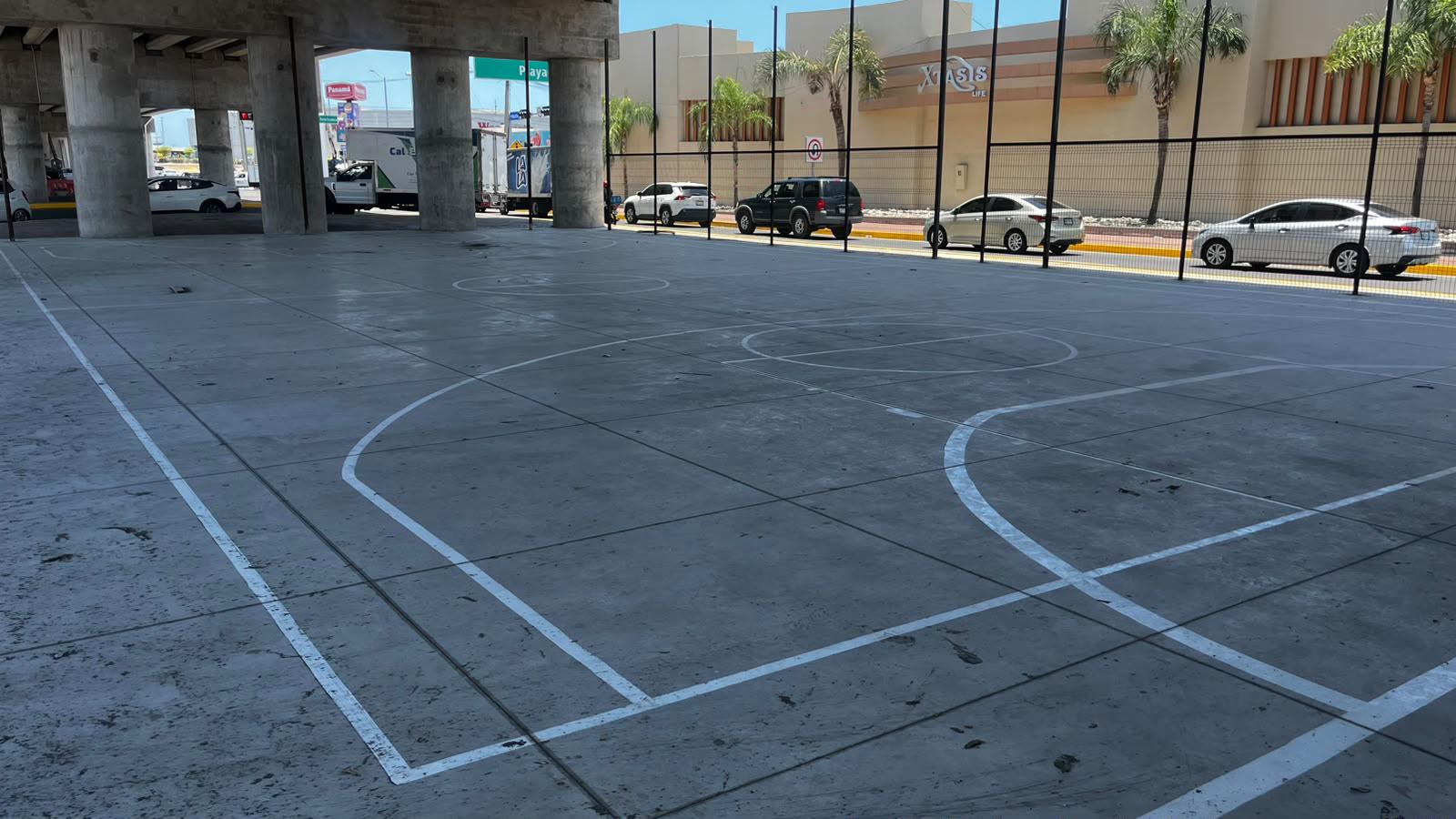 $!Avanza instalación de cancha de futbol rápido bajo el puente vehicular Pérez Escobosa