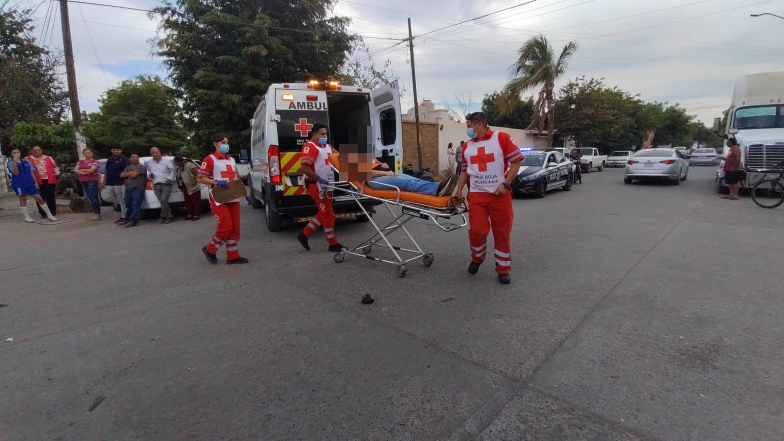 $!Camioneta termina incrustada en una vivienda de Los Mochis tras fuerte choque; hay tres lesionados