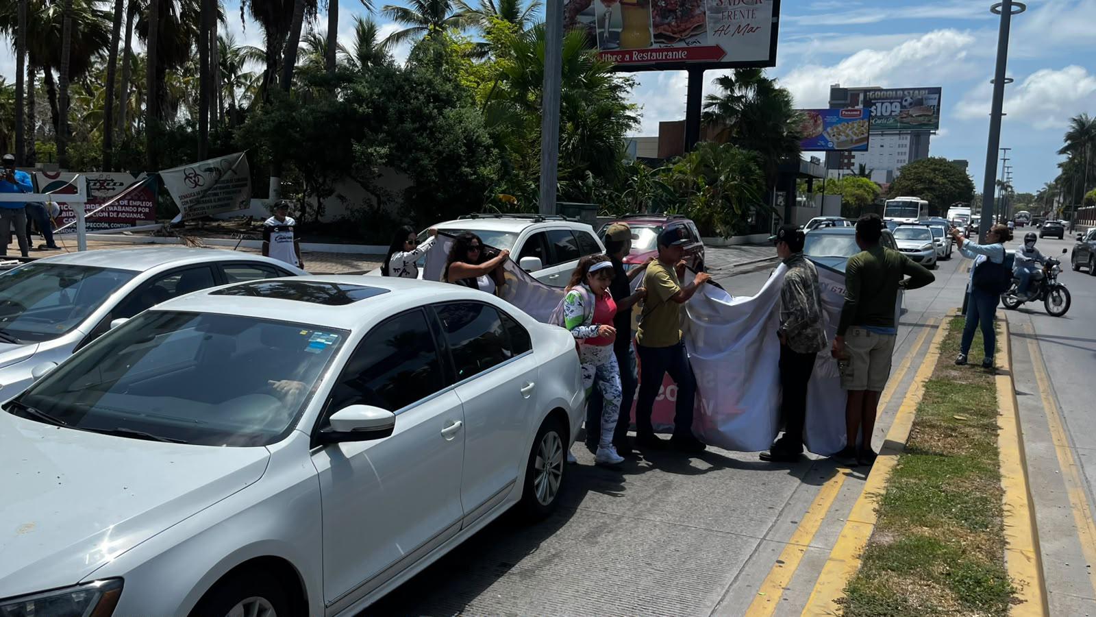 $!Productores de camarón cierran la Camarón Sábalo y toman la Conapesca en Mazatlán; generan caos vehicular
