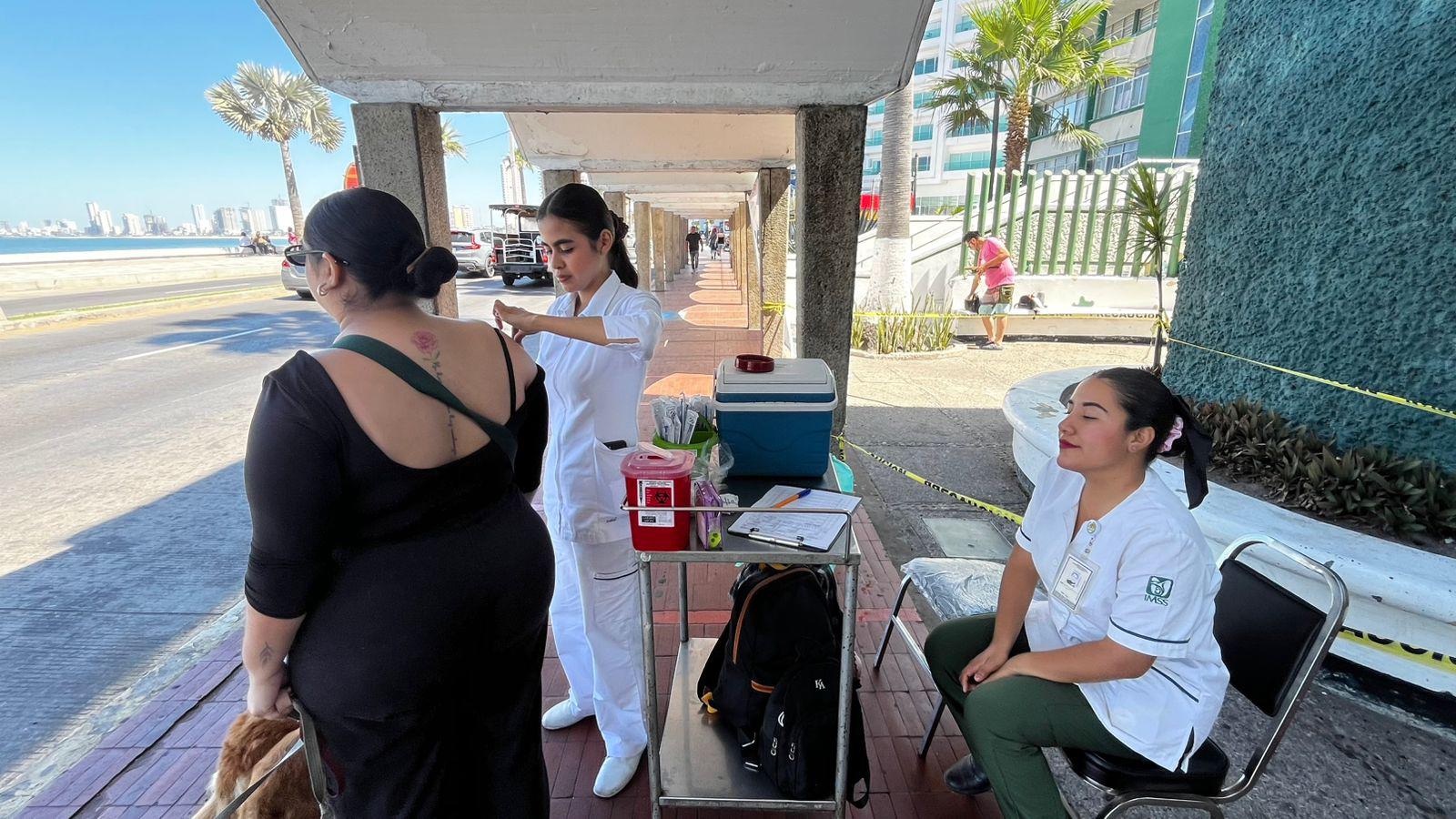 $!Mazatlecos se suman a nueva jornada de vacunación contra el sarampión del IMSS