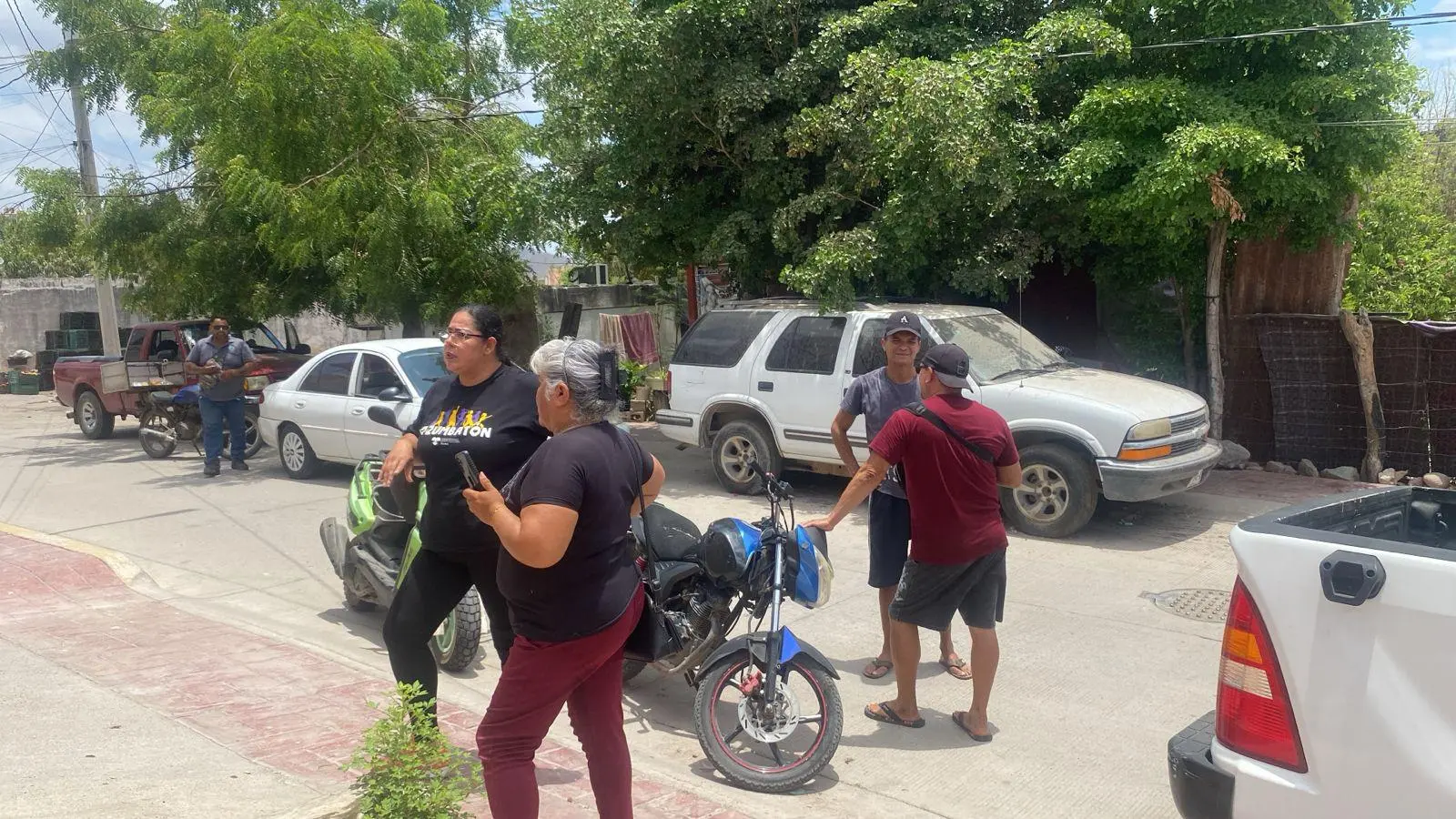 $!Vecinos de Rosario intervienen y evitan corte de luz a vecina amparada ante Profeco