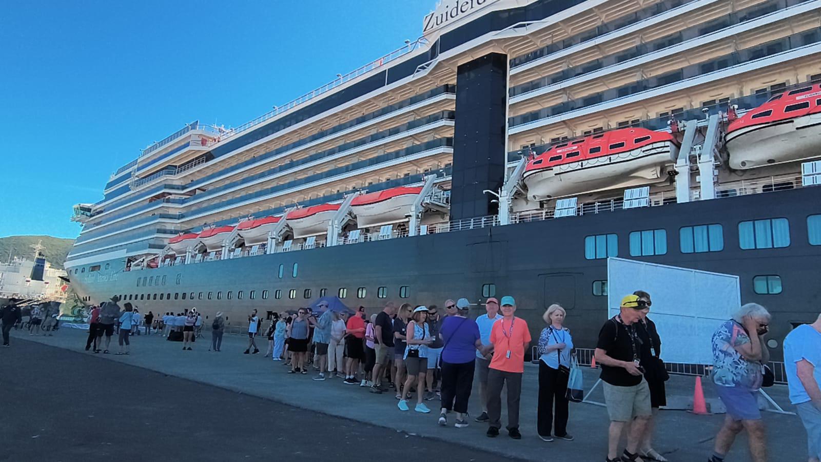 $!Topolobampo recibe con fiesta sinaloense al crucero Zuiderdam con más de 2,600 personas a bordo