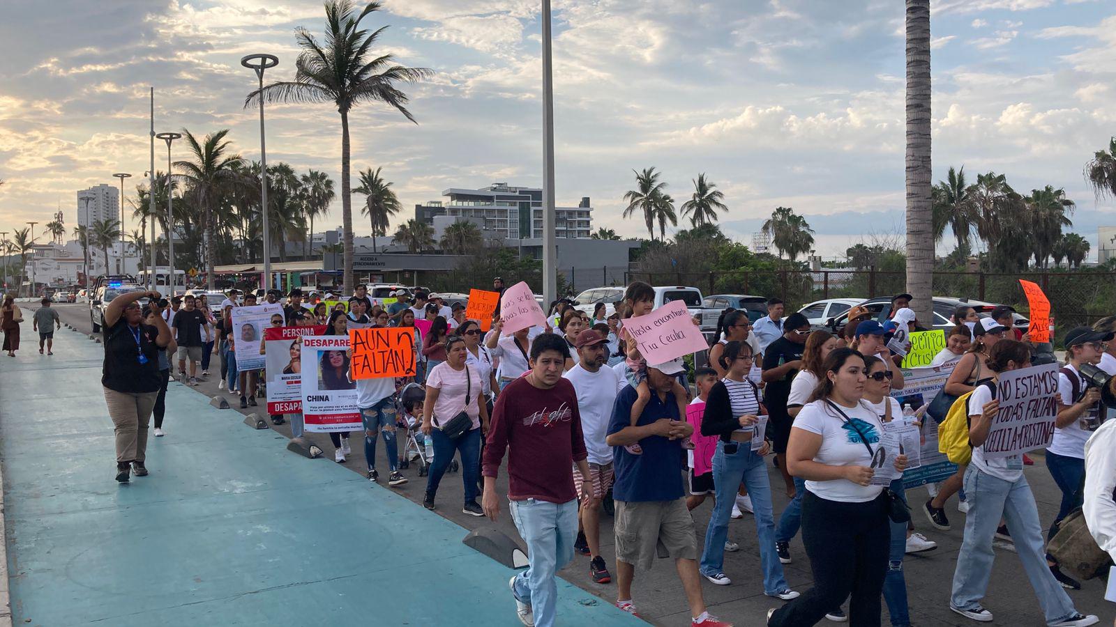 $!Marchan decenas por María Cecilia y Cristina, desaparecidas en Mazatlán