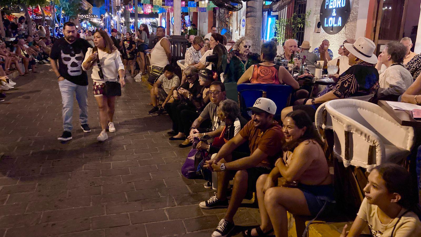 $!Mazatlecos comienzan a llenar el Centro Histórico para celebrar el Día de Muertos