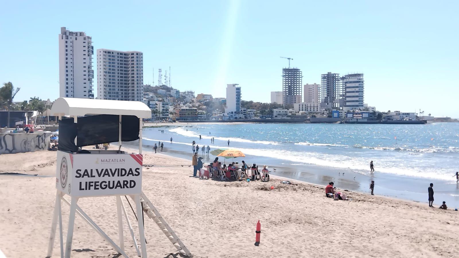 $!‘Puente’ deja poca afluencia turística en Mazatlán; playas concentran a visitantes