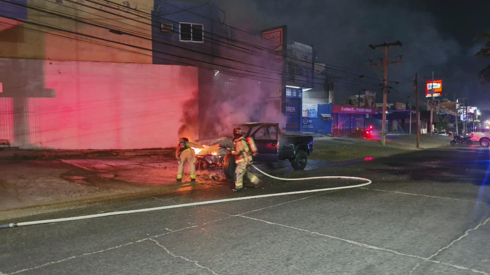 $!Se incendia camioneta en la avenida Ejército Mexicano, en Mazatlán