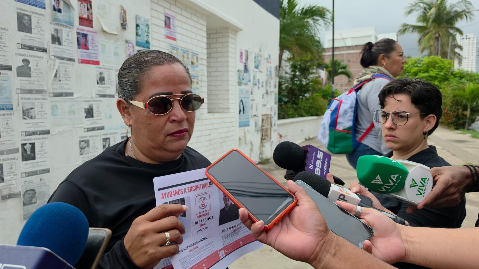 $!Colectivo pega fichas de búsqueda frente a instalaciones de la Fiscalía en Mazatlán