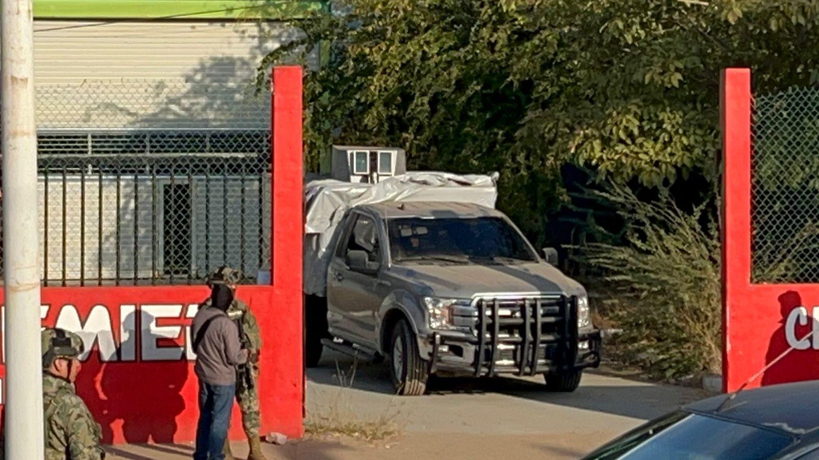 $!Agentes federales aseguran taller e incautan vehículos blindados en La Marina Mazatlán