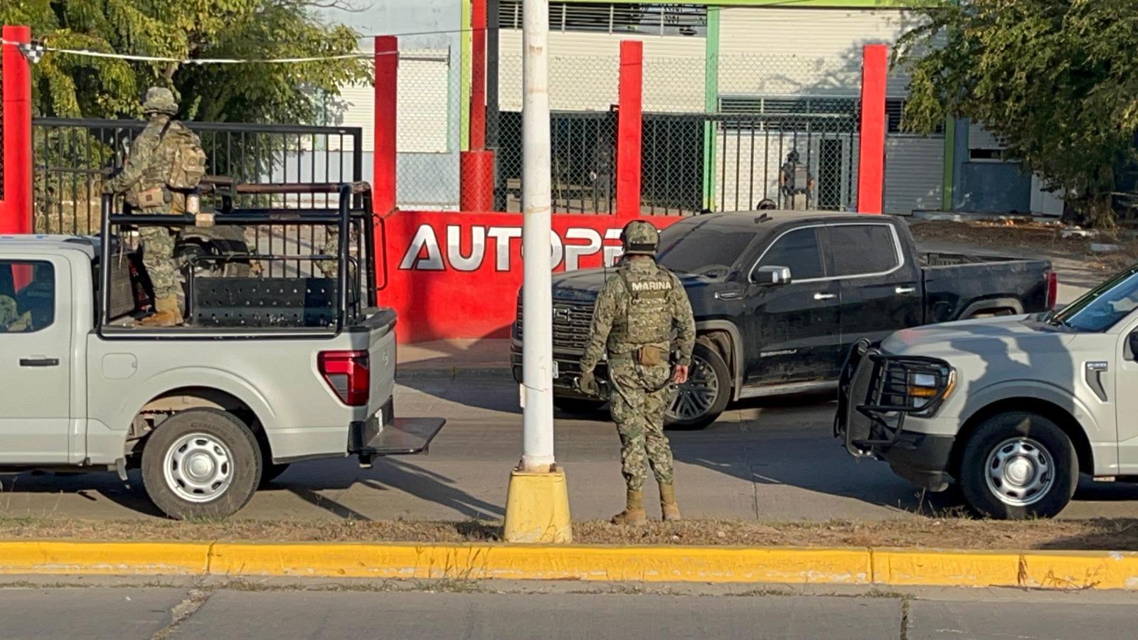 $!Agentes federales aseguran taller e incautan vehículos blindados en La Marina Mazatlán