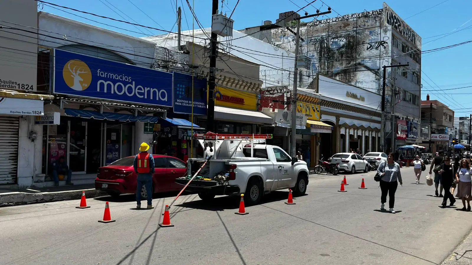 $!Bloquean la calle Aquiles Serdán en el Centro de Mazatlán por problemas con la energía eléctrica