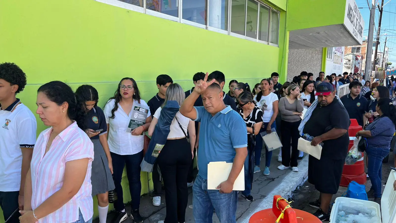 $!Abarrotan miles de estudiantes cancha German Evers para recibir tarjetas de ‘Jóvenes Escribiendo el Futuro’