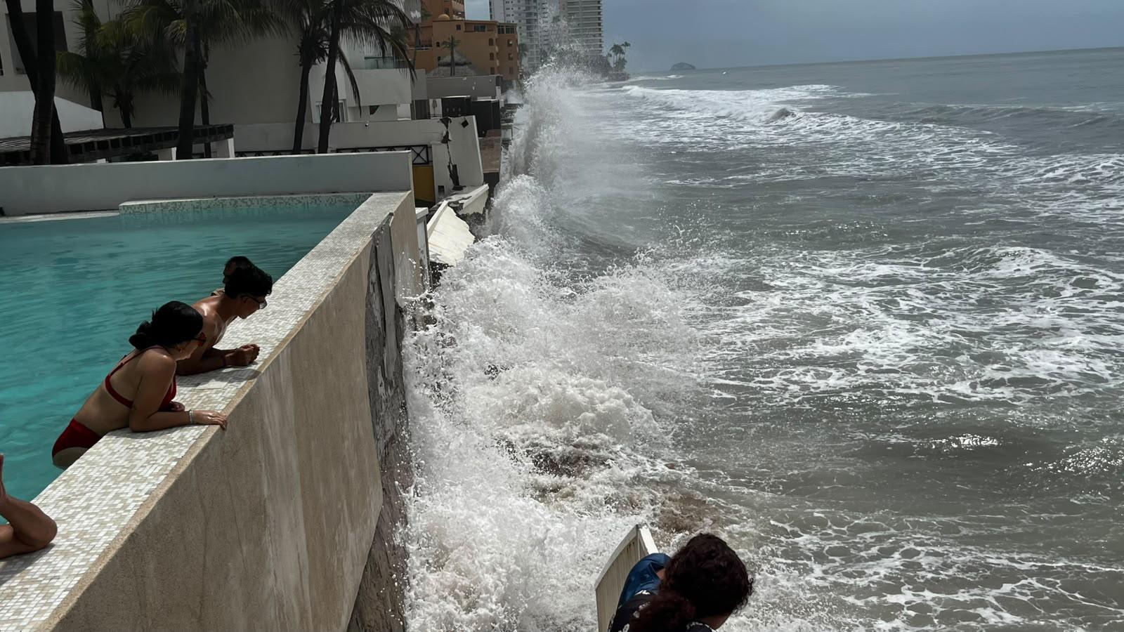 $!Lluvias en Mazatlán afectan vialidades y provoca deslaves en el Cerro del Vigía